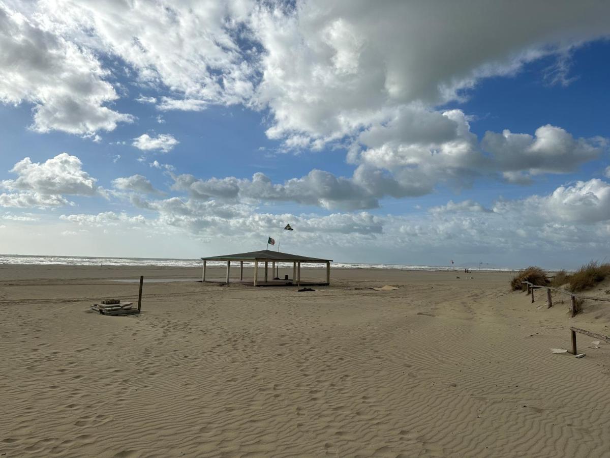 Comfortabele Familie Chalets Met Veranda Incl Airco Dichtbij Zee! Viareggio Exterior photo